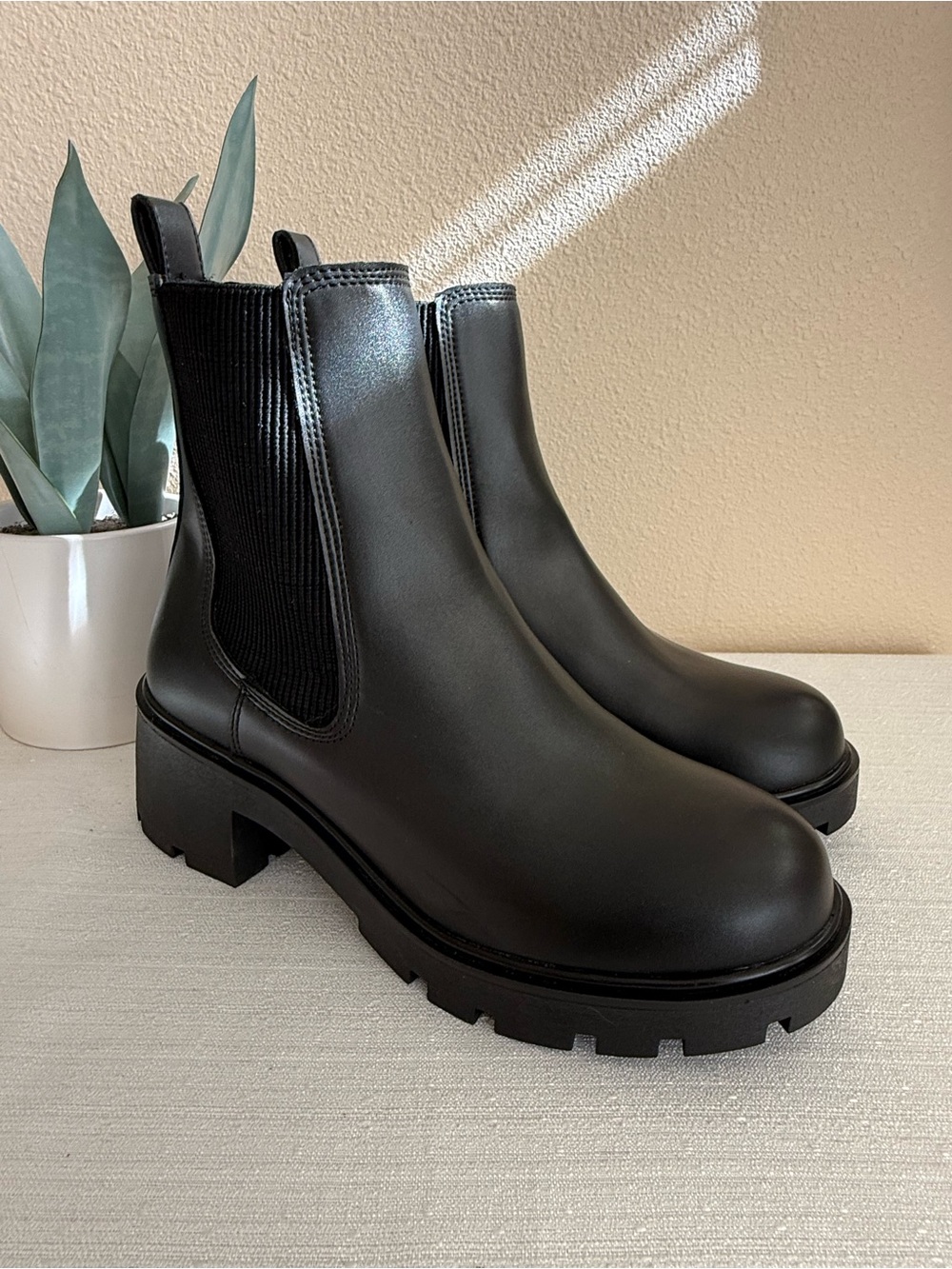 Steve Madden Black Leather Chelsea Lug Sole Boots - Women